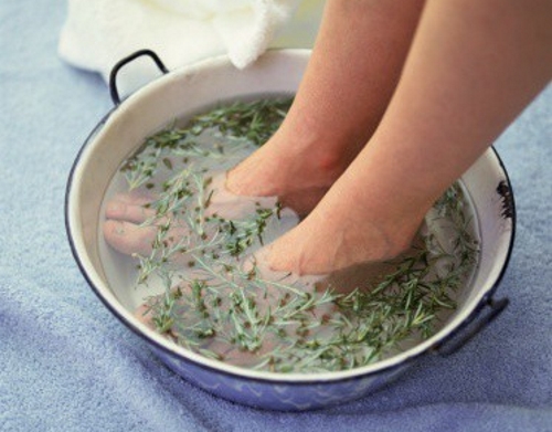 Хороший эффект дают ванны с травами для ног против простуды